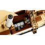 Vista dall'alto della nave LEGO Endurance che mostra i dettagli del ponte con fumaiolo bianco, cordame e struttura in mattoni marroni