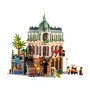 Overzicht van het LEGO boutique hotel met sierlijke gevel, groene koepel, palmboom en verschillende minifigures op straat Overzicht van het LEGO boutique hotel met sierlijke gevel, groene koepel, palmboom en verschillende minifigures op straat