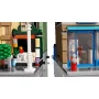 Binnendetails van LEGO boetiekhotel: woonkamer met open haard en minifiguur links, ingang met blauwe deur en figuur rechts Binnendetails van LEGO boetiekhotel: woonkamer met open haard en minifiguur links, ingang met blauwe deur en figuur rechts