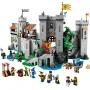 Overzicht van LEGO-kasteel met grijze torens, ophaalbrug, groene draak, ridders en middeleeuwse accessoires eromheen Overzicht van LEGO-kasteel met grijze torens, ophaalbrug, groene draak, ridders en middeleeuwse accessoires eromheen