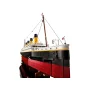 LEGO Titanic-model met rood-zwarte romp, witte bovenbouw, 4 geel-zwarte schoorstenen, masten en Britse vlag