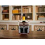 Doorsnede van LEGO Titanic met gedetailleerd interieur, dekken, hutten, gele schoorsteen en zichtbare interne structuur