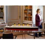 LEGO Titanic-model getoond op houten tafel, met zwarte romp, gele schoorstenen en witte bovendek details in elegante kamerinstelling