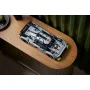 LEGO Peugeot 9X8 raceauto in grijs en zwart met groene details, driekwart vooraanzicht op houten tafel LEGO Peugeot 9X8 raceauto in grijs en zwart met groene details, driekwart vooraanzicht op houten tafel